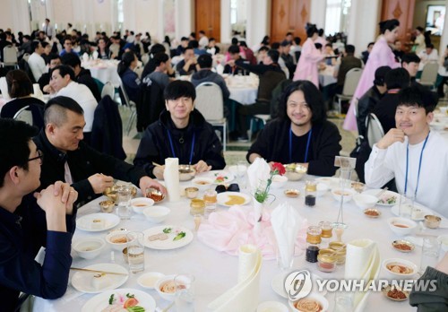 YB 일행 점심은 평양냉면 YB 일행 점심은 평양냉면  (평양=연합뉴스) 남측예술단 평양방북 3일차. 남측 예술단 YB 일행이 옥류관 평양냉면으로 점심식사를 하고 있다. 2018.4.2 [사진공동취재단=연합뉴스]  photo@yna.co.kr  (끝)