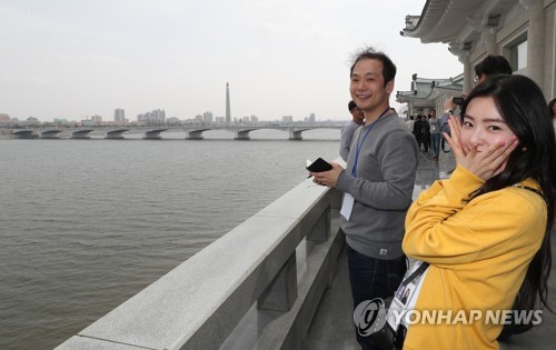 대동강에서 촬영해도 '화보' 대동강에서 촬영해도 '화보'  (평양=연합뉴스) 이진욱 기자 = 2일 오후 평양 대동강변에서 남북평화 협력기원 남측예술단원인 걸그룹 레드밸벳 아이린이 기념촬영을 하고 있다. 2018.4.2  cityboy@yna.co.kr  (끝)