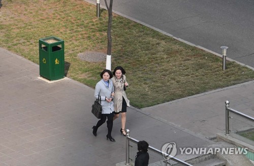 평양의 봄 풍경 평양의 봄 풍경  (평양=연합뉴스) 남북평화 협력기원 남측예술단 숙소인 평양 고려호텔 인근에서 31일 오후 봄옷차림의 평양 여성들이 거리를 걷고 있다. 2018.3.31 [사진공동취재단=연합뉴스]  photo@yna.co.kr  (끝)