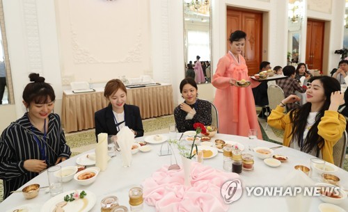 평양 옥류관 방문한 레드밸벳 (평양=연합뉴스) 이진욱 기자 = 2일 오후 평양 냉면 전문점인 옥류관에서 남북평화 협력기원 남측예술단원인 걸그룹 레드밸벳이 음식을 기다리고 있다.     cityboy@yna.co.kr