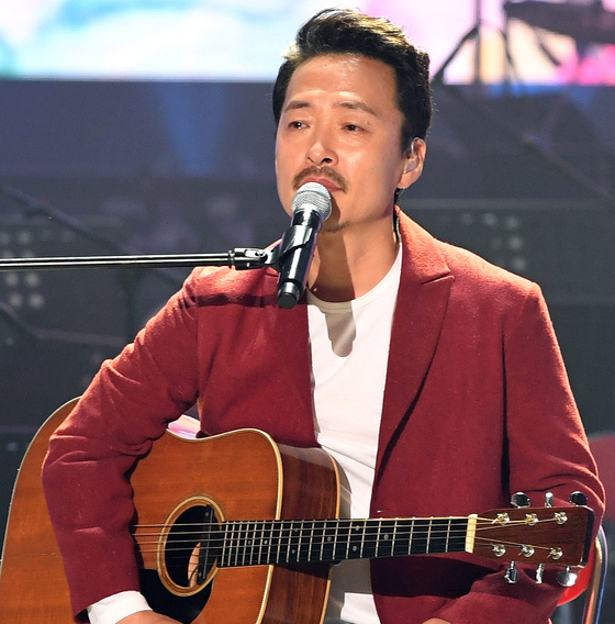 3일 오후 평양 류경정주영체육관에서 열린 남북합동공연, '우리는 하나' 공연에서 강산에 씨가 노래 중간에 돌아가신 이북 출신 부모님에 대한 이야기를 하며 울먹이고 있다. [사진공동취재단]