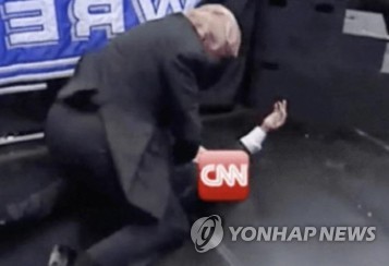 CNN 때려눕히는 트럼프 도널드 트럼프 미국 대통령이 '가짜뉴스'라고 주장해온 CNN 방송을 때려눕히는 합성영상