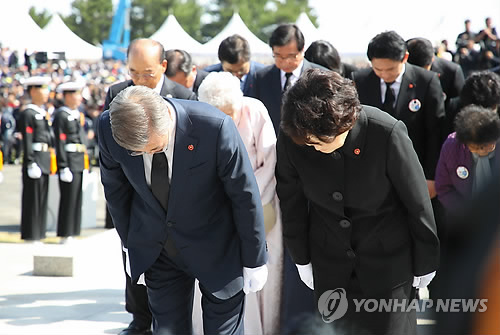 문 대통령 내외 '희생자들의 넋을 기리며' (제주=연합뉴스) 황광모 기자 = 문재인 대통령과 부인 김정숙 여사가 3일 오전 제주시 봉개동 4ㆍ3 평화공원에서 열린 제70주년 4ㆍ3 희생자 추념식에 참석해 추모비를 참배하고 있다.       hkmpooh@yna.co.kr