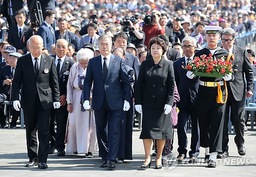 제70주년 4ㆍ3희생자 추념식 입장하는 문 대통령 (제주=연합뉴스) 황광모 기자 = 문재인 대통령과 부인 김정숙 여사가 3일 오전 제주시 봉개동 4ㆍ3 평화공원에서 열린 제70주년 4ㆍ3 희생자 추념식에 입장하고 있다. 4·3 추념식에 현직대통령이 참석하는 것은 이번이 두 번째로, 2006년 노무현 전 대통령 이후 12년 만이다. 2018.4.3      hkmpooh@yna.co.kr