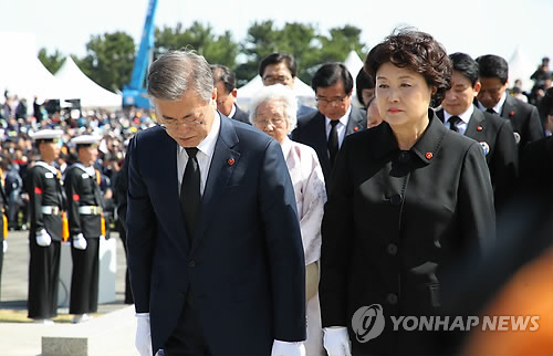 문 대통령 내외 '희생자들의 넋을 기리며' (제주=연합뉴스) 황광모 기자 = 문재인 대통령과 부인 김정숙 여사가 3일 오전 제주시 봉개동 4ㆍ3 평화공원에서 열린 제70주년 4ㆍ3 희생자 추념식에 참석해 추모비를 참배하고 있다. 2018.4.3      hkmpooh@yna.co.kr