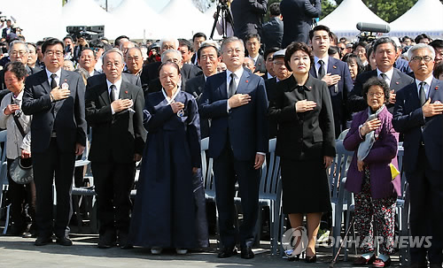 4ㆍ3 추념식 국기에 경례하는 문 대통령 (제주=연합뉴스) 황광모 기자 = 문재인 대통령이 3일 오전 제주시 봉개동 4ㆍ3 평화공원에서 열린 제70주년 4ㆍ3희생자 추념식에 참석해 국기에 경례하고 있다. 왼쪽부터 생존자 양경숙 씨, 양조훈 평화재단이사장, 이중흥 행불인협의회장, 최고령자 홍순 씨, 문 대통령, 김정숙 여사, 최고령자 현경아 씨, 양윤경 4ㆍ3유족회장. 2018.4.3      hkmpooh@yna.co.kr