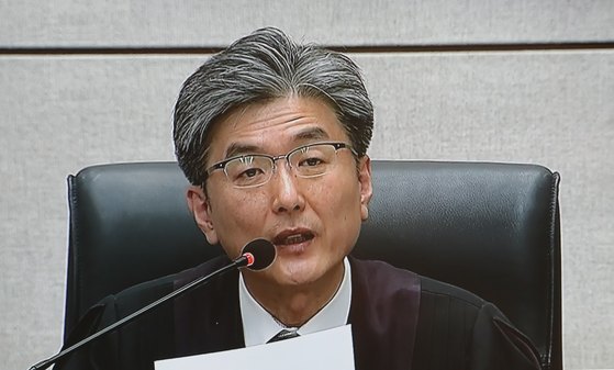 김세윤 서울중앙지법 부장판사가 6일 서울 서초구 서울중앙지법에서 열린 박근혜 전 대통령의 국정농단 사건 1심 선고 공판에서 판결문을 읽고 있다. [뉴스1]