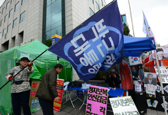 박근혜 전 대통령의 1심 선고일인 6일 오전 박 전 대통령 지지단체 회원들이 서초동 서울중앙지법 앞에서 집회 준비를 하고 있다.   김선규 기자 ufokim@