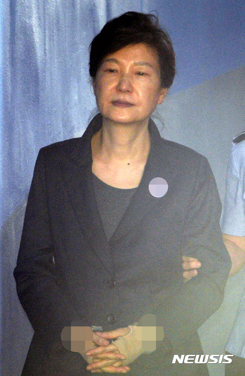【서울=뉴시스】조성봉 기자 = 박근혜 전 대통령이 지난해 9월28일 서울 서초구 서울중앙지방법원에서 열린 국정농단 사건 75차 공판에 출석하고 있다. 2017.09.28.suncho21@newsis.com