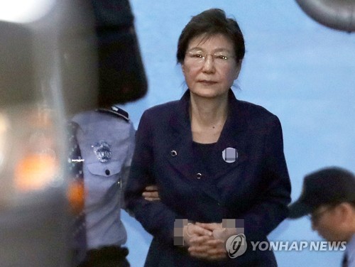 박근혜 전 대통령이 구속 기간 연장을 결정한 재판부에 반발해 작년 10월 16일 "재판부에 대한 믿음이 더는 의미 없다. 향후 재판은 재판부의 뜻에 맡기겠다"고 발언한 후 서울중앙지법을 나서는 모습.  2018.2.27  [연합뉴스 자료사진]