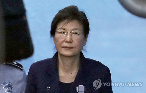 심경 밝히고 법원 나서는 박근혜, 담담한 표정 (서울=연합뉴스) 한상균 기자 = 박근혜 전 대통령이 구속 연장 후 첫 공판을 마친 16일 오전 서울중앙지법을 나서고 있다. 2017.10.16      xyz@yna.co.kr