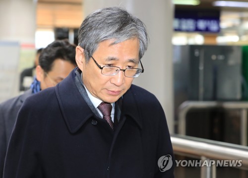 법정 향하는 조원동 전 경제수석 [연합뉴스 자료사진]