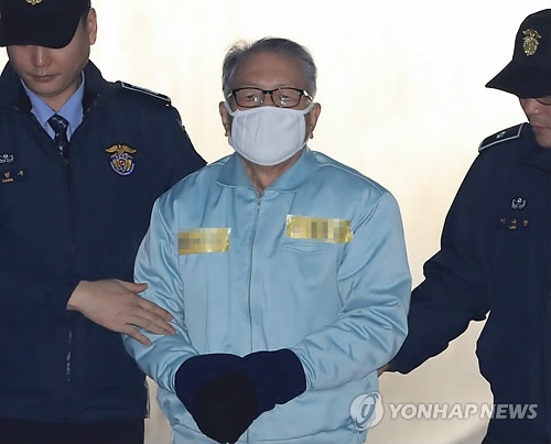 '블랙리스트' 김기춘 (서울=연합뉴스) 서명곤 기자 = 박근혜 정부의 문화·예술계 지원배제 명단인 '블랙리스트' 사건으로 재판에 넘겨진 김기춘 전 대통령 비서실장이 23일 오전 서울 서초구 서울고법에서 열린 항소심 선고공판에 출석하기 위해 호송차에서 내려 법정으로 향하고 있다. 2018.1.23      seephoto@yna.co.kr
