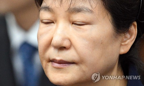 박근혜 피고인 (서울 사진공동취재단=연합뉴스) 삼성 등 대기업에서 뇌물을 받은 혐의 등으로 구속기소 된 박근혜 전 대통령이 지난해 5월 23일 오전 서울중앙지법 417호 법정에 출석해 있다. 2017.5.23      xyz@yna.co.kr