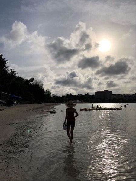 Actor Jung Hye-young told her daily life in Guam on the 8th, and posted a picture of her walking on the beach in Guam on her instagram.Jung Hye-young and Sean are good couples in the entertainment industry with four children. Jung Hye-young will return to the house theater in five years with MBC weekend drama Breaking is leaving which will be broadcast in May.Jung Hye-young plays Kim Se-young in the drama.