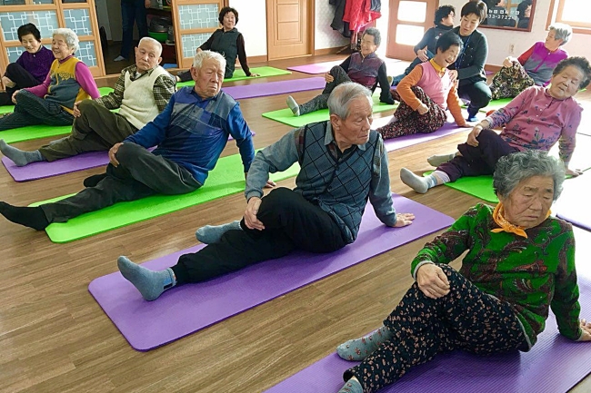 평창군 노인들이 근력운동을 하고있다. [사진=서울아산병원 제공]