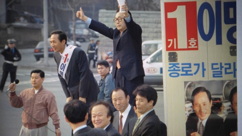 1996년 제15대 국회의원 선거 유세에서 이명박 당시 신한국당 후보(왼쪽 두번째)와 함께 거리유세 중인 김유찬 전 비서관(당시 유세팀장 겸직). 그는 이 후보의 종로지역구 당선에 기여를 했음에도 그의 인간성에 환멸을 느껴 선거 직후 그와 결별을 했다고 밝혔다. 김유찬 대표 제공