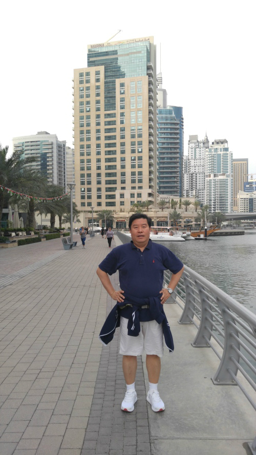 두바이에서 아침운동을 하고 있는 김유찬 대표. 해외에서 활동 중인 김 대표는 늘 규칙적인 생활로 건강을 다진다고 알려왔다. 김유찬 대표 제공