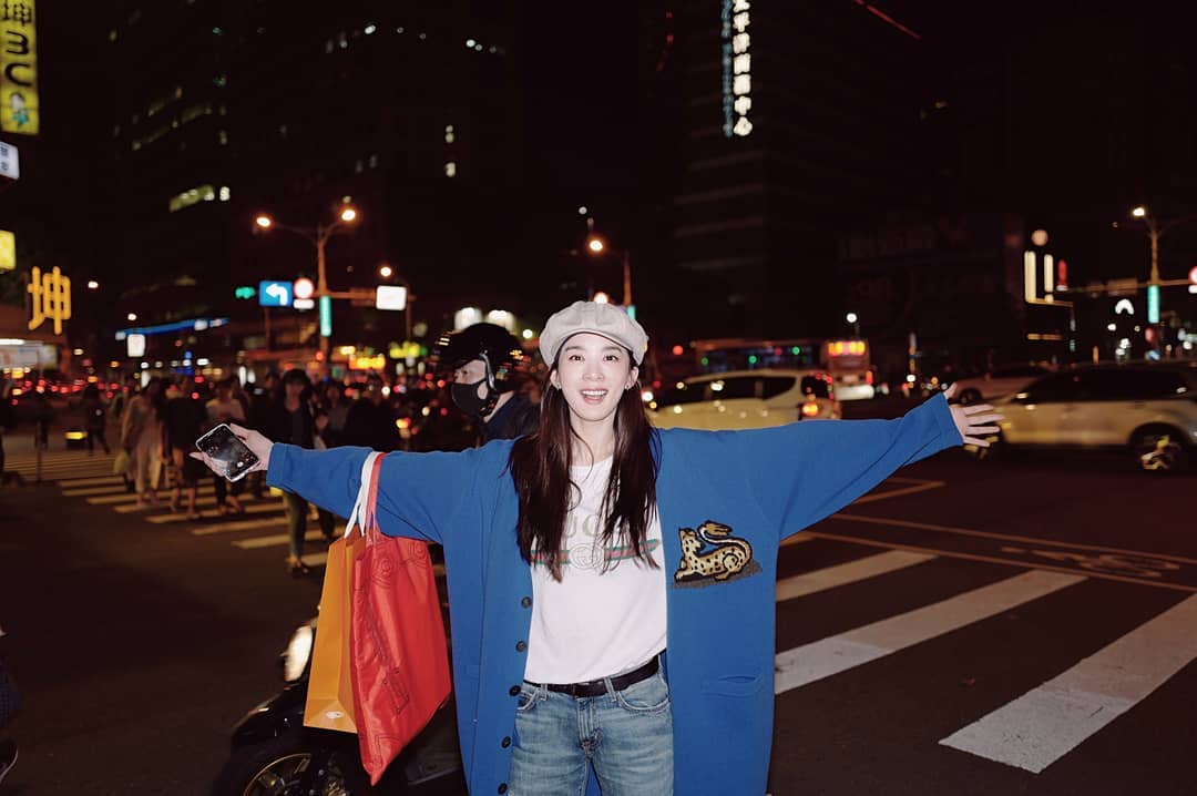 Actor Lee Chung-ah released a Travel photo.Lee Chung-ah said on his instagram on the 10th, Spring night that I had been hit in advance.I also posted a picture in Seoul with the article Spring Night. I like spring. I like night.How much would you like spring night? Lee Chung-ah in the picture poses with the camera in a place where an exotic atmosphere is felt.Lee Chung-ah, on MBC Everlon Seapolitan Police 3 / Photo = Lee Chung-ah Instagram