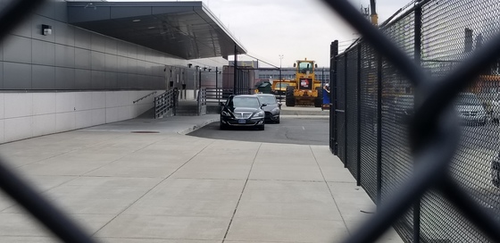 정의용 청와대 국가안보실장을 태우기 위해 워싱턴 덜레스국제공항 별도 입국 게이트 앞처에 대기하고 있는 주미대사관 차량. 촬영=정효식 워싱턴 특파원