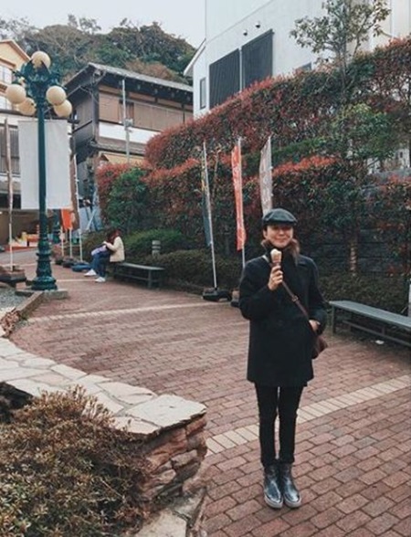 Actor Kim Hee-ae reported on his trip to Japan. Kim Hee-ae posted a picture of his SNS on the 12th, # Japan trip # KIMHEEAE # Kim Hee-ae tag and pose with Ice cream like a girl.Kim Hee-ae has performed in the chase thriller movie The Missing Night released last month.