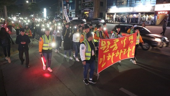 세명대 학생들이 “원룸가격 인하하라”고 외치며 반딧불 시위를 벌이고 있다.  ⓒ임형준