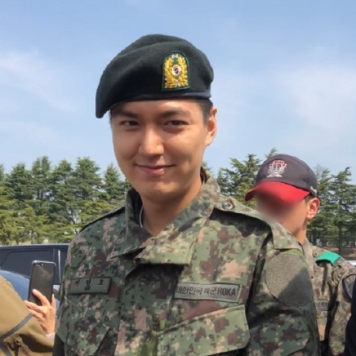 Hallyu star Lee Min-ho finished basic military training.Lee Min-ho entered at the Army Training Center in Chungcheong Mountain on March 15, during the military substitution duties at Social worker, finished training for 4 weeks with basic military training.I attended the ceremony on the morning of 12th and finished training.