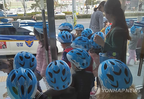 헬멧 쓴 어린이 [연합뉴스 자료사진]