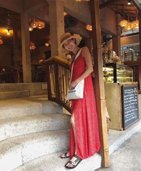 Broadcaster Kim Na-young released a travel photo of Bali and reported on the recent situation.Kim Na-young posted a picture of her posing in a cool red One Piece in front of a cafe with a tag Bali five days ago on her SNS on the 13th.The sense of lightly covering the stomach with an eco bag attracts Eye-catching. Kim Na-young recently revealed her second pregnancy and is scheduled to give birth this summer.Kim Na-young married her husband of 10 years old in Jeju Island in April 2015.Since then, he has been loved by the public by releasing his affectionate daily life by giving birth to his first son, Choi, Woo-gun, in 2016.
