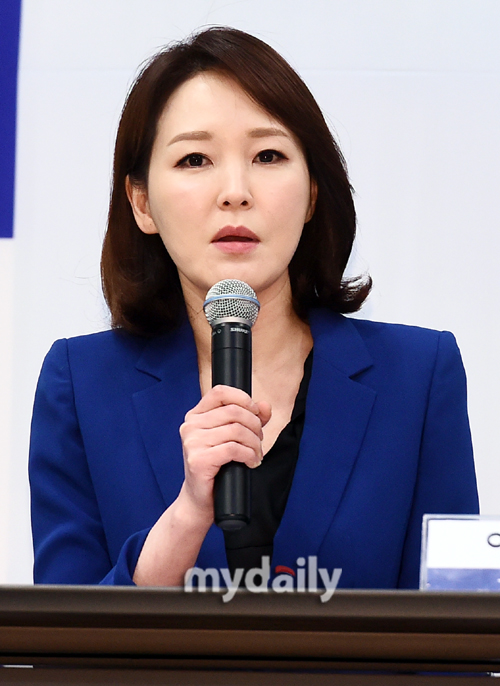 [MD포토] 이랑 앵커 '17년차 기자 매의 눈으로 뉴스 진행'