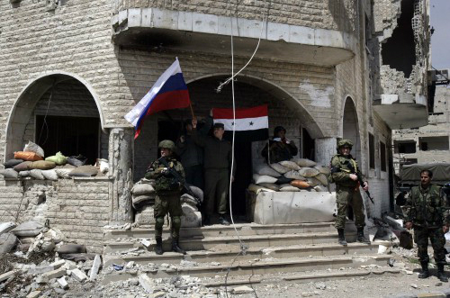 시리아 정부군이 지난 1일(현지시간) 수도 다마스쿠스 인근 동(東)구타 조바르 지역의 군 진지 앞에서 경비를 서고 있다. 다마스쿠스=신화연합뉴스