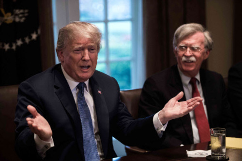 트럼프 대통령(사진 왼쪽)과 신임 존 볼턴 백악관 국가안보보좌관이 앉아 있다. AFP 연합뉴스