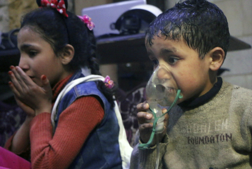 8일(현지시간) 시리아 반군 장악지역인 두마에서 화학무기 의심 공격이 발생해 어린이들이 치료받고 있다. 사진은 시리아민방위대(SCD) 제공.