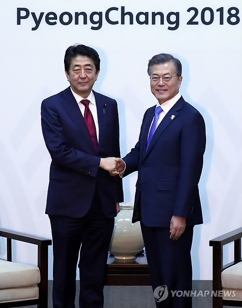 [올림픽] 문 대통령, 아베 총리와 악수 (평창=연합뉴스) 배재만 기자 = 문재인 대통령이 평창올림픽 개막식이 열리는 9일 오후 강원도 용평 블리스힐스테이에서 아베 신조 일본 총리와 만나 악수하고 있다. 2018.2.9      scoop@yna.co.kr