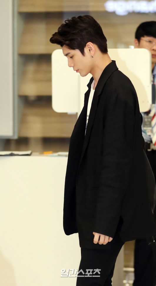 WannaOne Sung Woo is in the arrival lobby of Incheon International Airport Terminal 2 in the early hours of the 14th.Sung Woo who left Korea to attend Keikorn (Kcon 2018 Japan) held in Japan returned home alone early in the day earlier this time than other members.