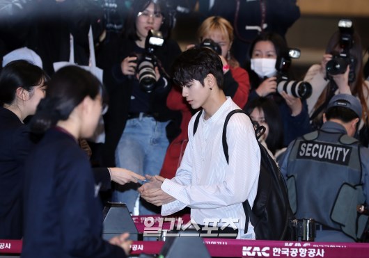 WannaOne (Wanna One) Sung Woo departed from the international schedule next Gimpo International Airport on the 14th afternoon.I left Korea for the first time in half a day after entering the country after the Keikorn schedule.