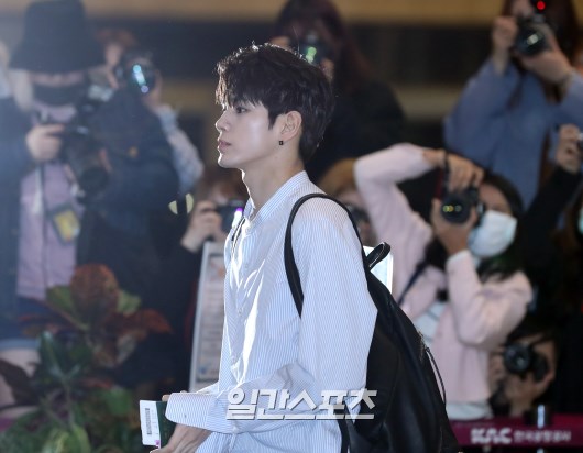 WannaOne (Wanna One) Sung Woo departed Japan to Japan through Gimpo International Airport next afternoon on the 14th.I left Korea for the first time in half a day after entering the country after the Keikorn schedule.