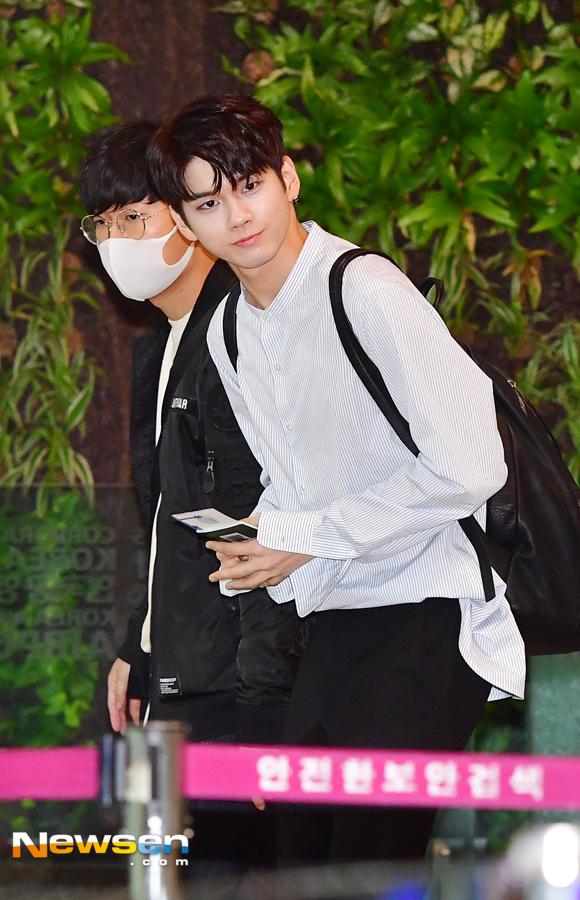 WannaOne Sung Woo departed Japan for the air fair via Gimpo International Airport next April 14 afternoon.