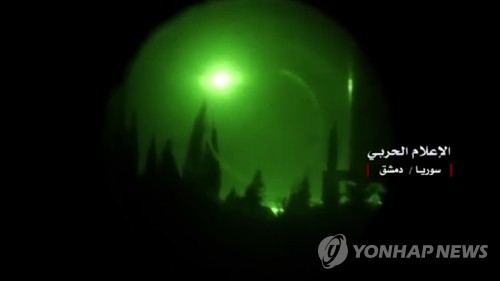 시리아군 매체, 다마스쿠스 상공에서 폭발하는 미사일 이미지 공개 [AFP=연합뉴스]