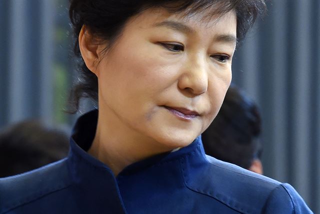 세월호 실종자 수색작업이 한창이던 2014년 5월 13일 박근혜 전 대통령이 얼굴에 피멍이 든 채 국무회의장에 입장하고 있다.