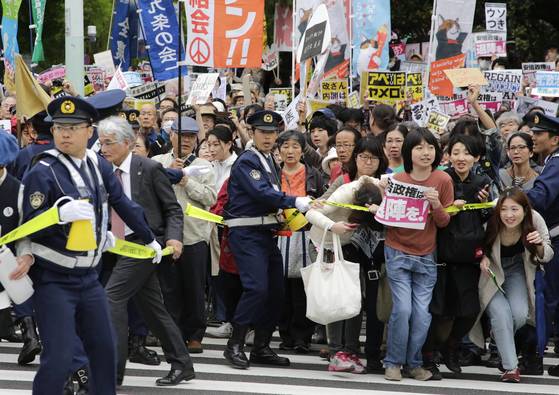 14일 도쿄 나가타초 국회의사당 앞에서 열린 '아베 정권 퇴진' 집회에 3만여명이 몰려 참가자들이 폴리스라인을 넘어가고 있다. [EPA=연합뉴스]