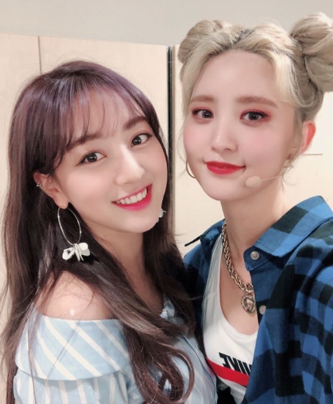 Group EXID member purification has released a close moment with the group TWICE member Jiyo.Purification on April 15, in his own Instagram I am all beautiful little brother Jiyo.I posted a picture with a sentence saying My sister loves so much.Laughing with Jiyo in the photo, the figure of purification that gazes at the camera was put in.Their refreshing beauty attracts our eyes.