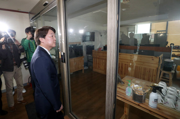 안이 궁금한 安  - 안철수 바른미래당 서울시장 예비후보가 15일 경기 파주 문발동의 한 출판사를 들여다보고 있다. 이곳은 더불어민주당 당원인 일명 ‘드루킹’ 등이 댓글 조작의 현장으로 사용됐다는 의혹을 받고 있다. 연합뉴스