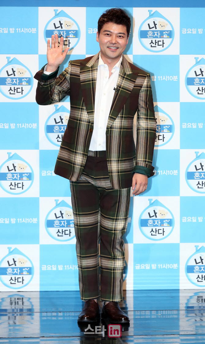 It is not special, it is fixed.Broadcast Jeon Hyun Moo sums up with Lee Soo Geun as MBC Unexpected Q main MC.Jeon Hyun Moo participated in the first recording of unanticipated Q that was held on fixed MC on the 17th, according to the broadcasting staff on the 17th.Initially we decided to join special MC, but its a story behind the fact that we decided to continue doing it on the grounds of the production team.