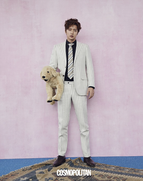 The actor Park, Hae Jin attracting attention in the warm walk adorned the cover of the May issue of the fashion magazine Cosmopolitan.Park, Hae Jin who challenges one person to four roles with the planned drama Lion said, I wanted to avoid avoiding thinking at the beginning as Do you want to postpone only one person but too difficult to be too much?  .