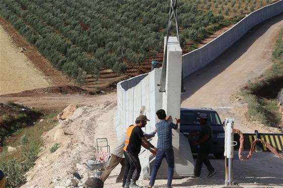 터키와 시리아 국경에는 911km에 달하는 장벽이 세워져있다. 슈피겔은 2016년 3월 체결된 EU와 터키의 난민 협정으로 인해 시리아 난민에 대한 터키의 국경 통제가 더욱 심해졌다고 보도했다. [중앙포토]