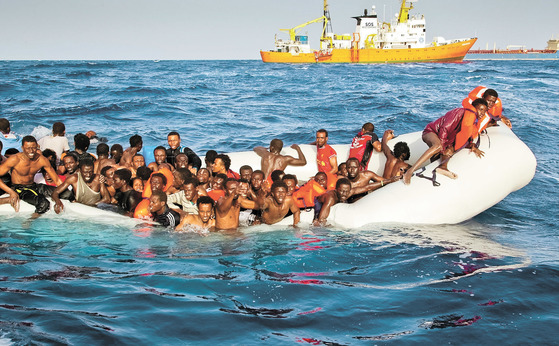 2016년 4월 17일 지중해를 건너 이탈리아로 가려는 보트피플이 좌초하면서 이탈리아 선박 아쿠아리우스에 SOS를 보내고 있다. EU와 터키는 지난 2016년 이러한 보트피플을 보호하고 난민 브로커를 막기 위한 협약을 체결했다. [중앙포토]