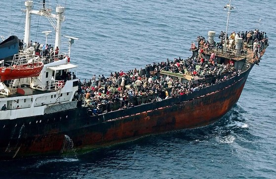 상선 모니카호를 타고 이탈리아로 밀입국하려다 지중해에서 이탈리아 해군에 적발된 불법 이민자 1000여명이 시칠리아 동남부 카타니아에 입항한 뒤 하선 준비를 하고 있다. EU와 이탈리아는 지중해를 통해 유입되는 난민을 통제하기 위해 리비아 해안경비대를 지원하는 등 경비를 강화했다.[AP=연합뉴스]