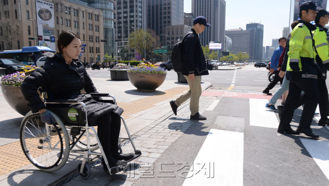 기자가 지난 16일 서울 광화문역 앞 장애인 체험을 위해 휠체어를 타고 횡단보도를 건너보았다. 쉽지 않았다. [사진=정희조 기자/ checho@heraldcorp.com]