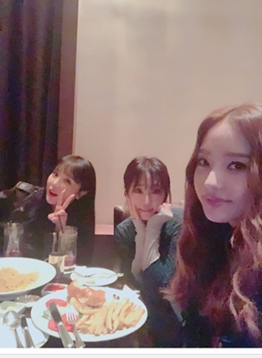 Sister members met again.On April 17, River posted a picture taken with Hong Jin Young, Han Chae Young, member of KBS 2 TV Sister Slam Dunk Season 2 on the personal instagram.River to Hong Jin Young, Han Chae Young Lets live by looking at your face, even if you spend your time.It seems that it is forgotten if you look at Anne.I am thankfully to love you and tell him that a hamburger at night.Pasta on this night.